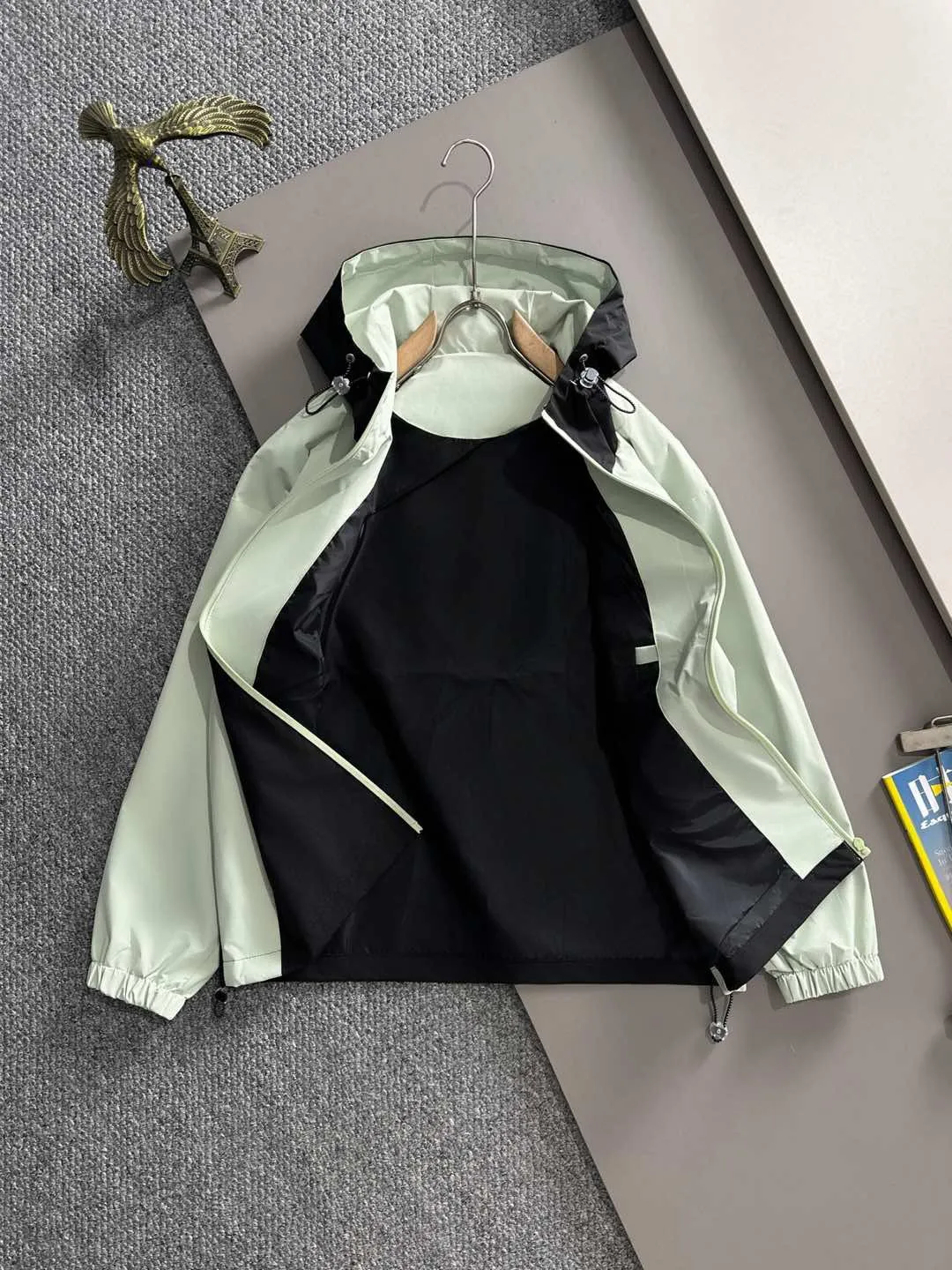 P460 Stone Island 2025 autumn latest zipper windbreaker jacket jacket. Complete with three standards, custom-dyed nylon fabric, overall casual and upscale. The fabric texture is relatively thin, very light, and comfortable on the upper body, suitable for early autumn and spring wear. Simple lines, customized hardware zippers, elegant and concise style, light and comfortable to wear, extremely urban luxury and low-key elegance, with a casual and lazy feeling, the upper body effect is very good, quite wide and stylish, natural drape, simple and elegant! Top luxury classic style items, gentle High-end, quiet but full of power, it perfectly conveys the brand's sense of trend and recognition. The upper body is super cool and stylish, and extremely luxurious, showing your rank, strength and taste from all aspects! The overall grade is even more obvious, the upper body is comfortable and unrestrained, and has a casual and loose effect. Size:S-2XL